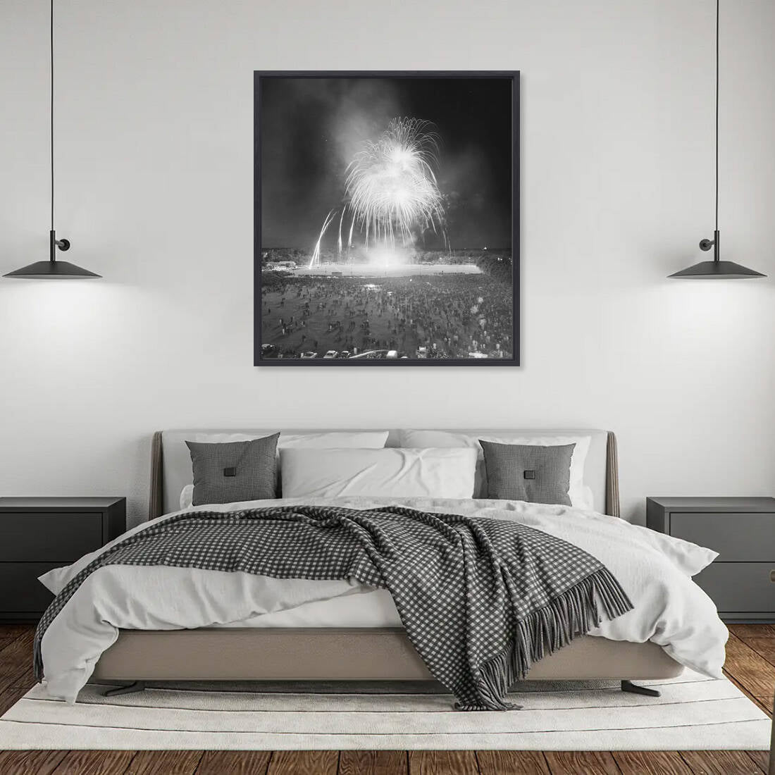 Zwart-witfoto uit 1965 van vuurwerk op het Malieveld in Den Haag ter gelegenheid van de verloving van Beatrix en Claus. – canvas zwarte baklijst in slaapkamer