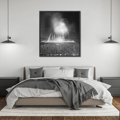 Zwart-witfoto uit 1965 van vuurwerk op het Malieveld in Den Haag ter gelegenheid van de verloving van Beatrix en Claus. – canvas zwarte baklijst in slaapkamer