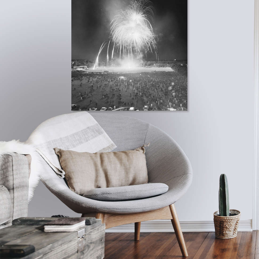 Zwart-witfoto uit 1965 van vuurwerk op het Malieveld in Den Haag ter gelegenheid van de verloving van Beatrix en Claus. – canvas zonder lijst in leeshoek
