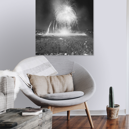 Zwart-witfoto uit 1965 van vuurwerk op het Malieveld in Den Haag ter gelegenheid van de verloving van Beatrix en Claus. – canvas zonder lijst in leeshoek