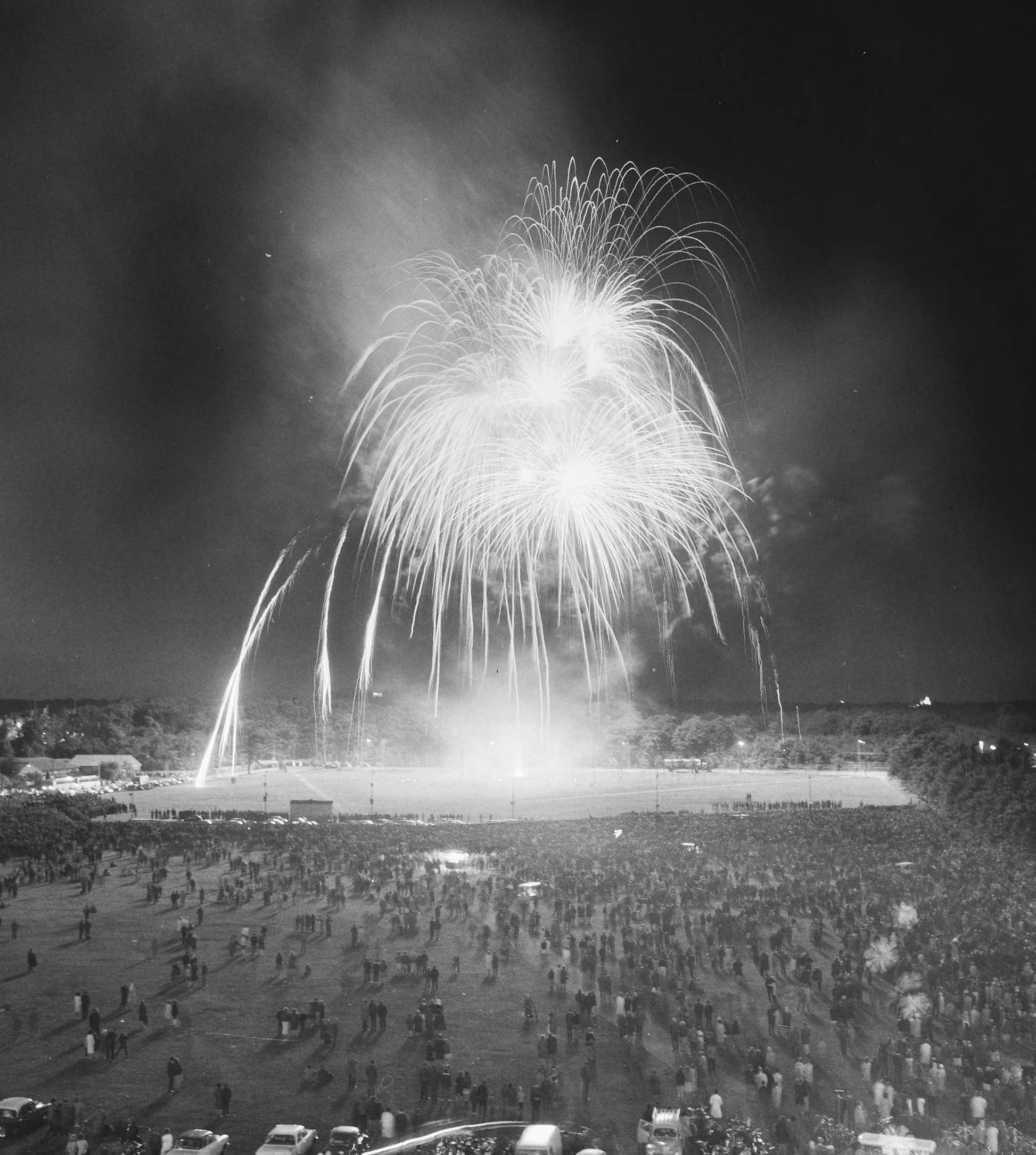 Zwart-witfoto uit 1965 van vuurwerk op het Malieveld in Den Haag ter gelegenheid van de verloving van Beatrix en Claus.