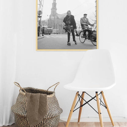 Zwart-witfoto uit 1966 van Anefo-fotograaf Jack de Nijs op rolschaatsen in Amsterdam. – canvas naturel baklijst in keuken