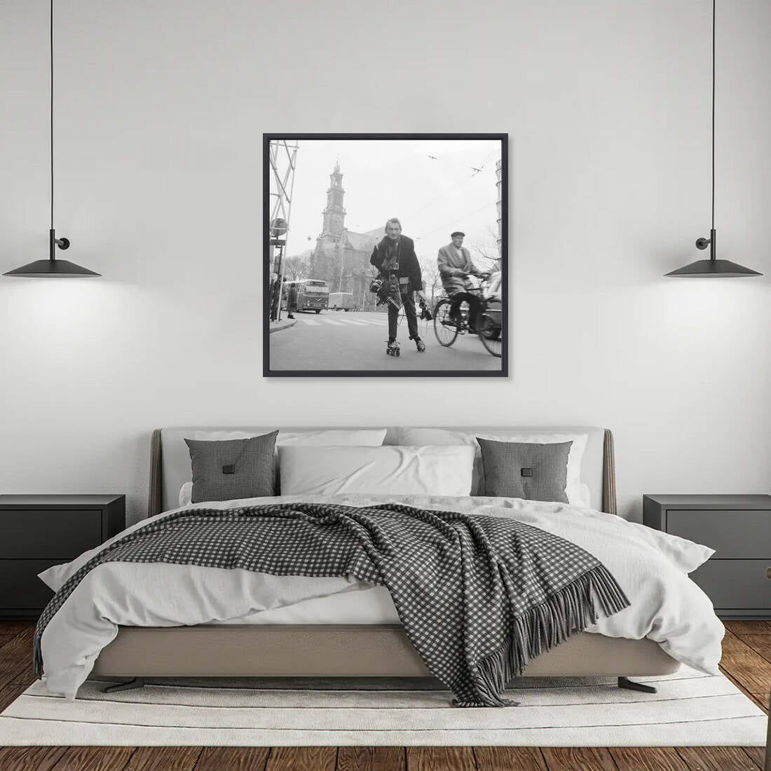 Zwart-witfoto uit 1966 van Anefo-fotograaf Jack de Nijs op rolschaatsen in Amsterdam. – canvas zwarte baklijst in slaapkamer