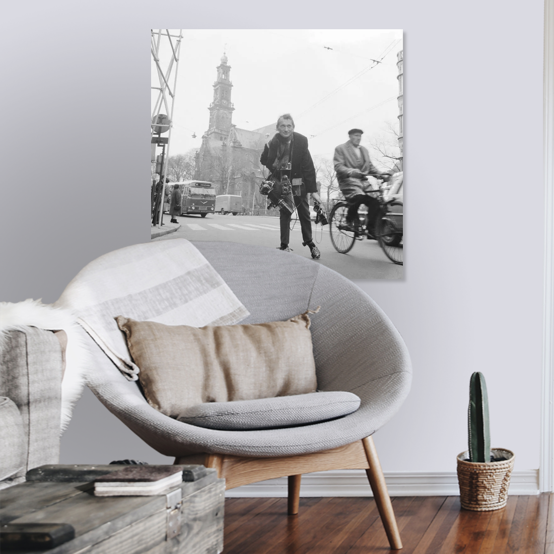 Zwart-witfoto uit 1966 van Anefo-fotograaf Jack de Nijs op rolschaatsen in Amsterdam. – canvas zonder lijst in leeshoek