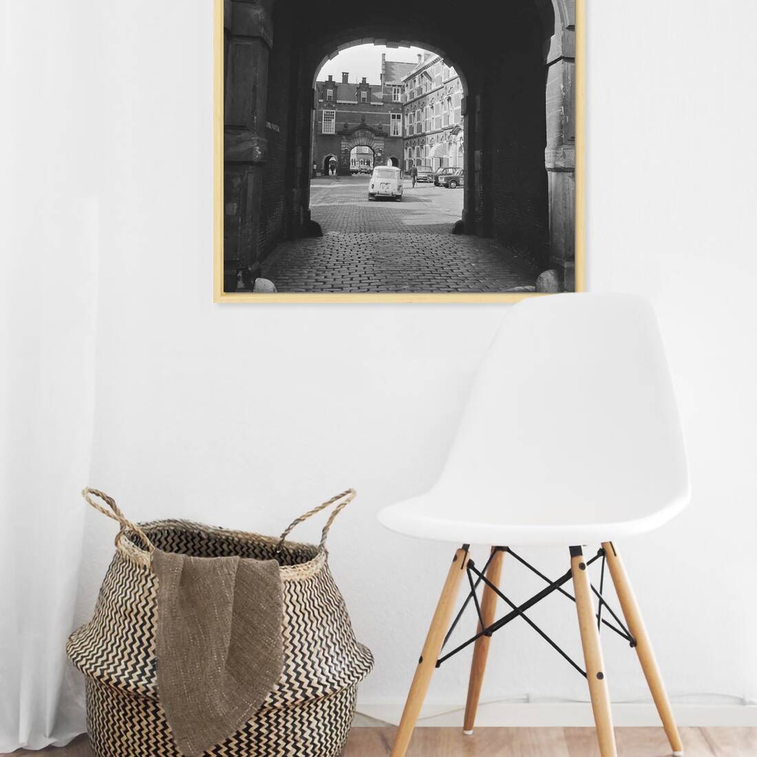 Zwart-witfoto uit 1969 van een poortje op het Binnenhof in Den Haag. – canvas naturel baklijst in keuken
