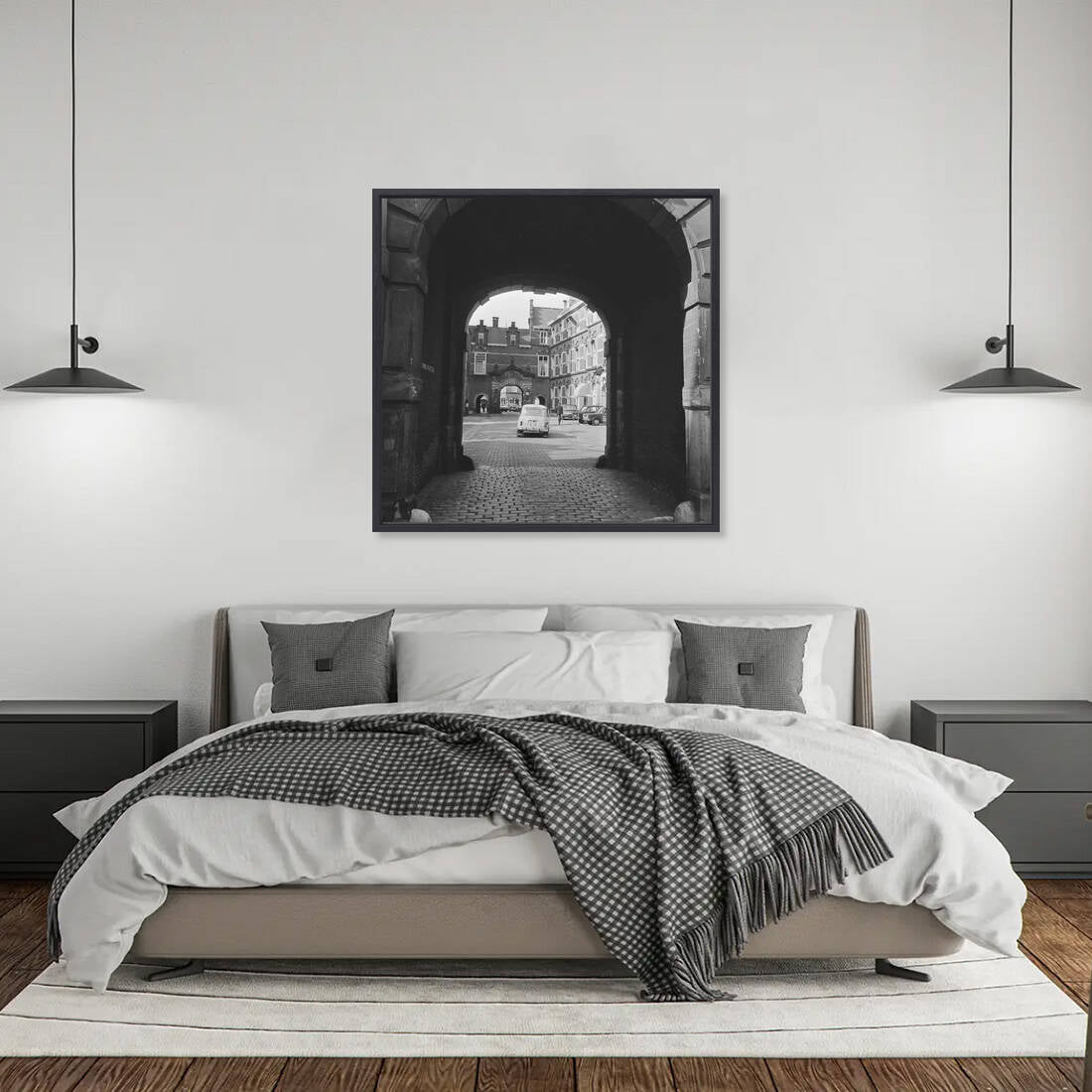 Zwart-witfoto uit 1969 van een poortje op het Binnenhof in Den Haag. – canvas zwarte baklijst in slaapkamer