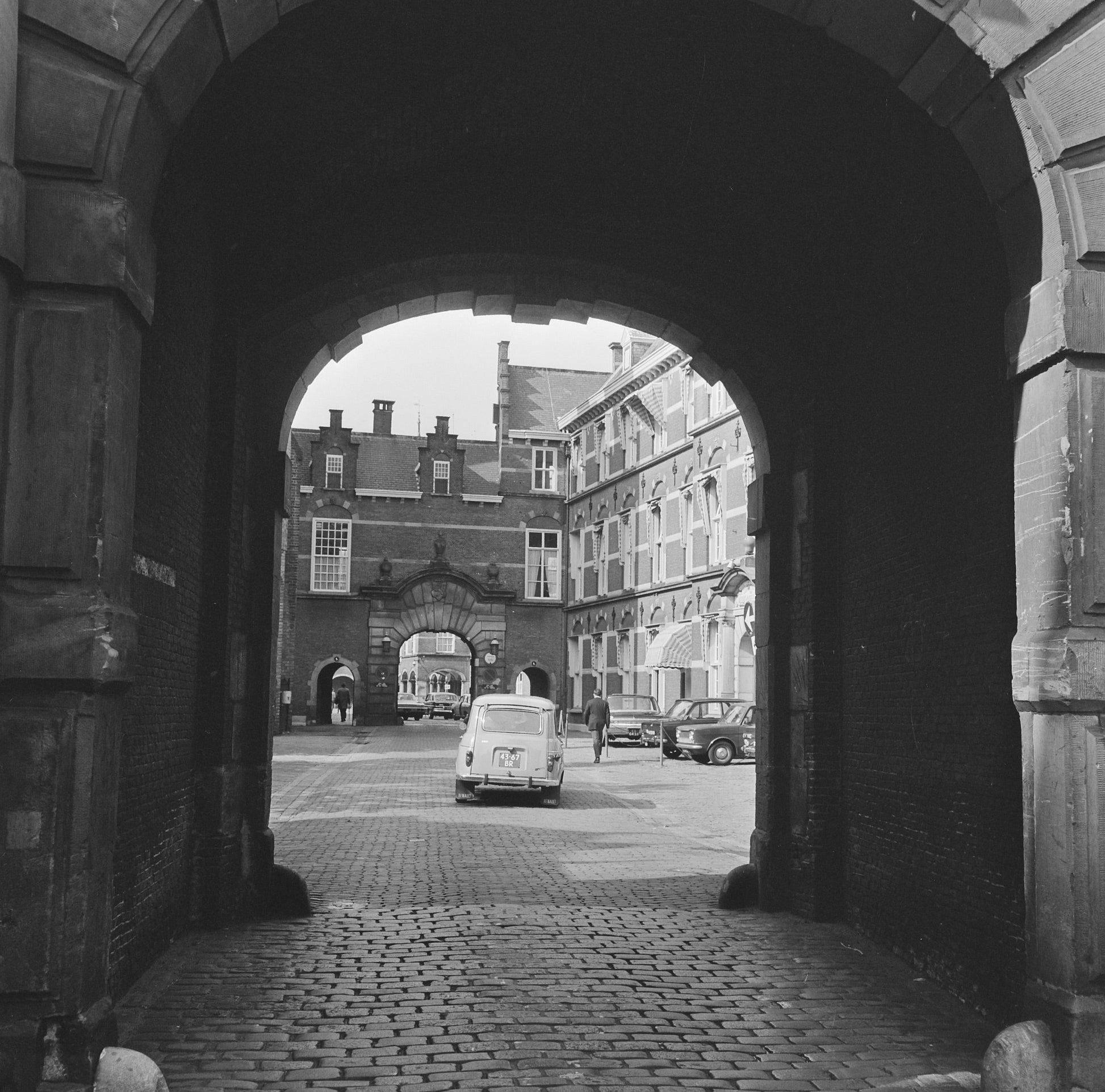 Zwart-witfoto uit 1969 van een poortje op het Binnenhof in Den Haag.