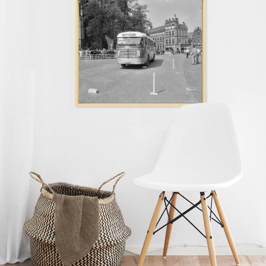 Zwart-witfoto uit 1954 van de NVTO Tourwagenrallye op de Markt in Arnhem. – canvas naturel baklijst in keuken