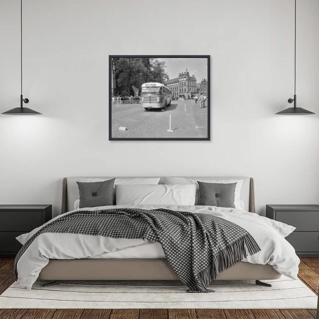 Zwart-witfoto uit 1954 van de NVTO Tourwagenrallye op de Markt in Arnhem. – canvas zwarte baklijst in slaapkamer