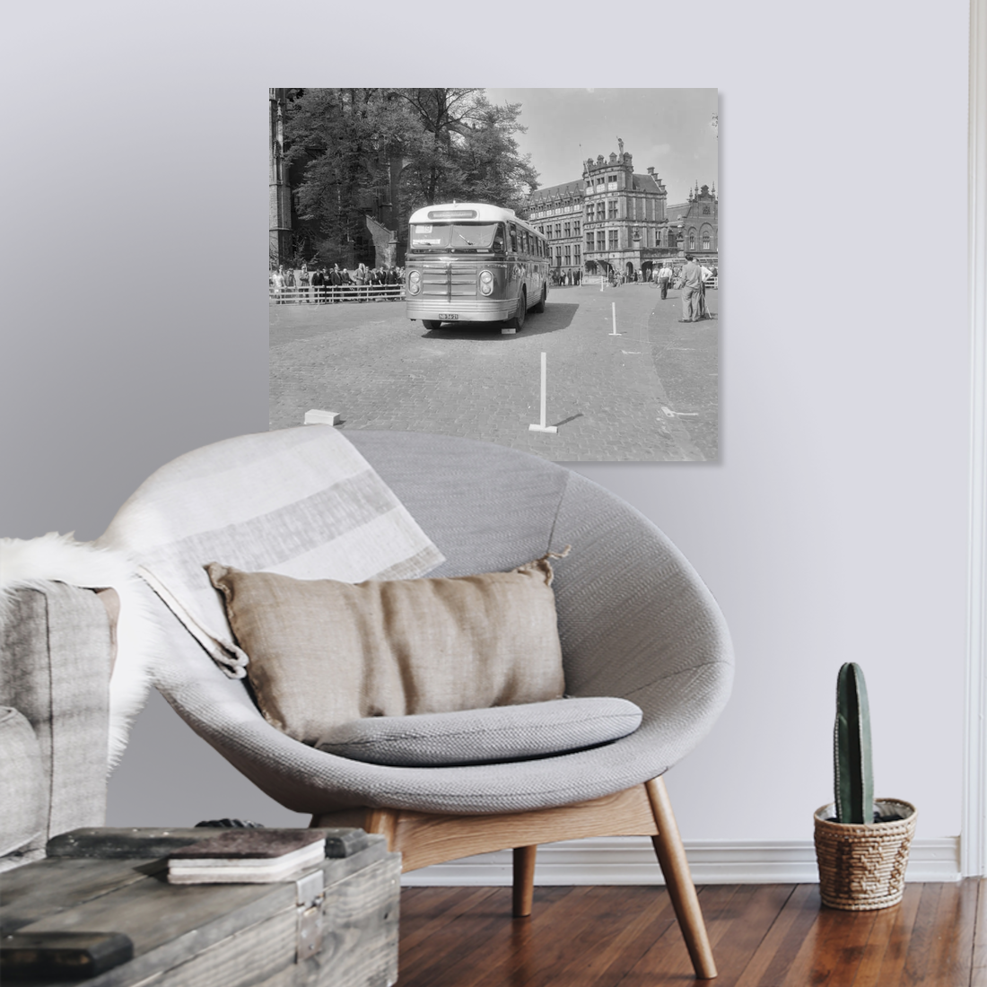 Zwart-witfoto uit 1954 van de NVTO Tourwagenrallye op de Markt in Arnhem. – canvas zonder lijst in leeshoek