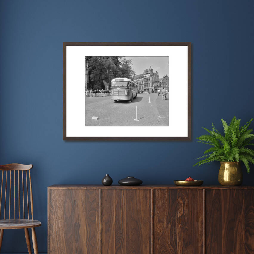 Zwart-witfoto uit 1954 van de NVTO Tourwagenrallye op de Markt in Arnhem. – donkerbruine wissellijst in woonkamer