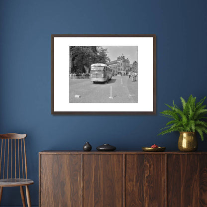 Zwart-witfoto uit 1954 van de NVTO Tourwagenrallye op de Markt in Arnhem. – donkerbruine wissellijst in woonkamer