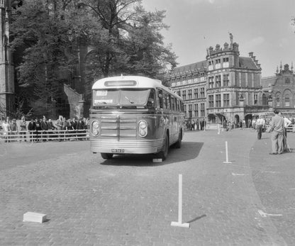 Zwart-witfoto uit 1954 van de NVTO Tourwagenrallye op de Markt in Arnhem.