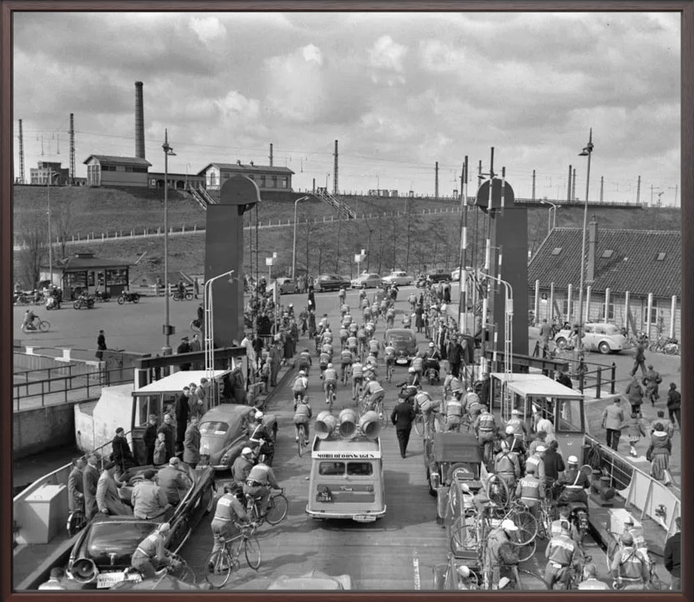 Ronde van Nederland op de pont bij Hembrug - 1955