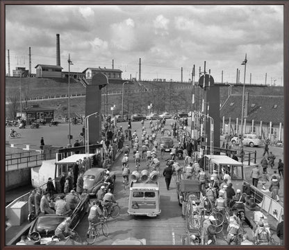 Ronde van Nederland op de pont bij Hembrug - 1955