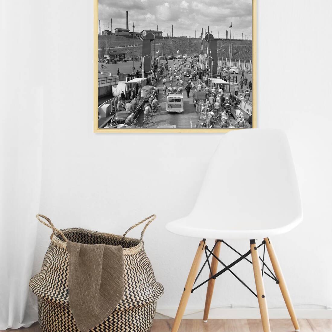 Zwart-witfoto uit 1955 van renners van de Ronde van Nederland op de pont bij Hembrug bij Amsterdam. – canvas naturel baklijst in keuken