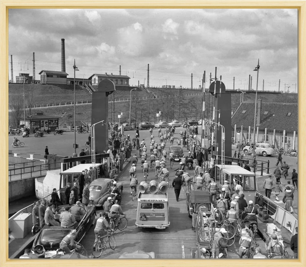 Ronde van Nederland op de pont bij Hembrug - 1955