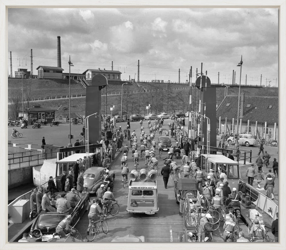 Ronde van Nederland op de pont bij Hembrug - 1955