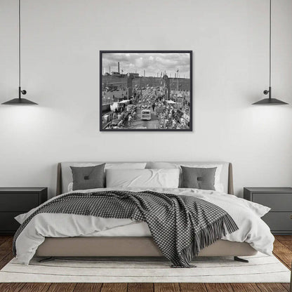 Zwart-witfoto uit 1955 van renners van de Ronde van Nederland op de pont bij Hembrug bij Amsterdam. – canvas zwarte baklijst in slaapkamer