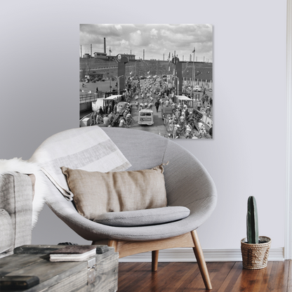 Zwart-witfoto uit 1955 van renners van de Ronde van Nederland op de pont bij Hembrug bij Amsterdam. – canvas zonder lijst in leeshoek