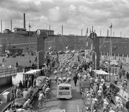 Ronde van Nederland op de pont bij Hembrug - 1955