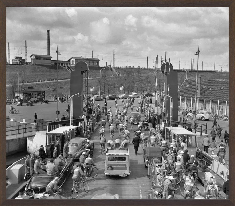 Ronde van Nederland op de pont bij Hembrug - 1955