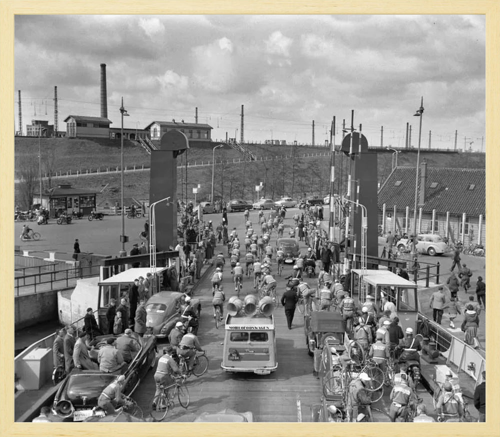 Ronde van Nederland op de pont bij Hembrug - 1955