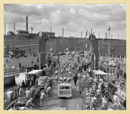 Ronde van Nederland op de pont bij Hembrug - 1955
