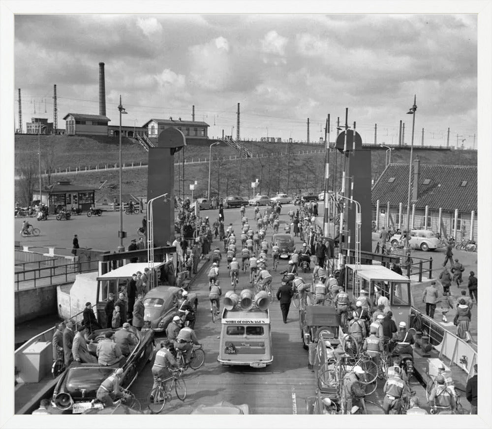 Ronde van Nederland op de pont bij Hembrug - 1955
