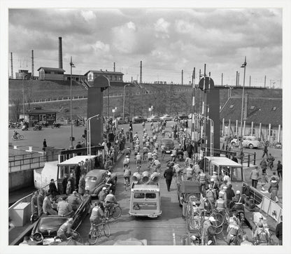 Ronde van Nederland op de pont bij Hembrug - 1955