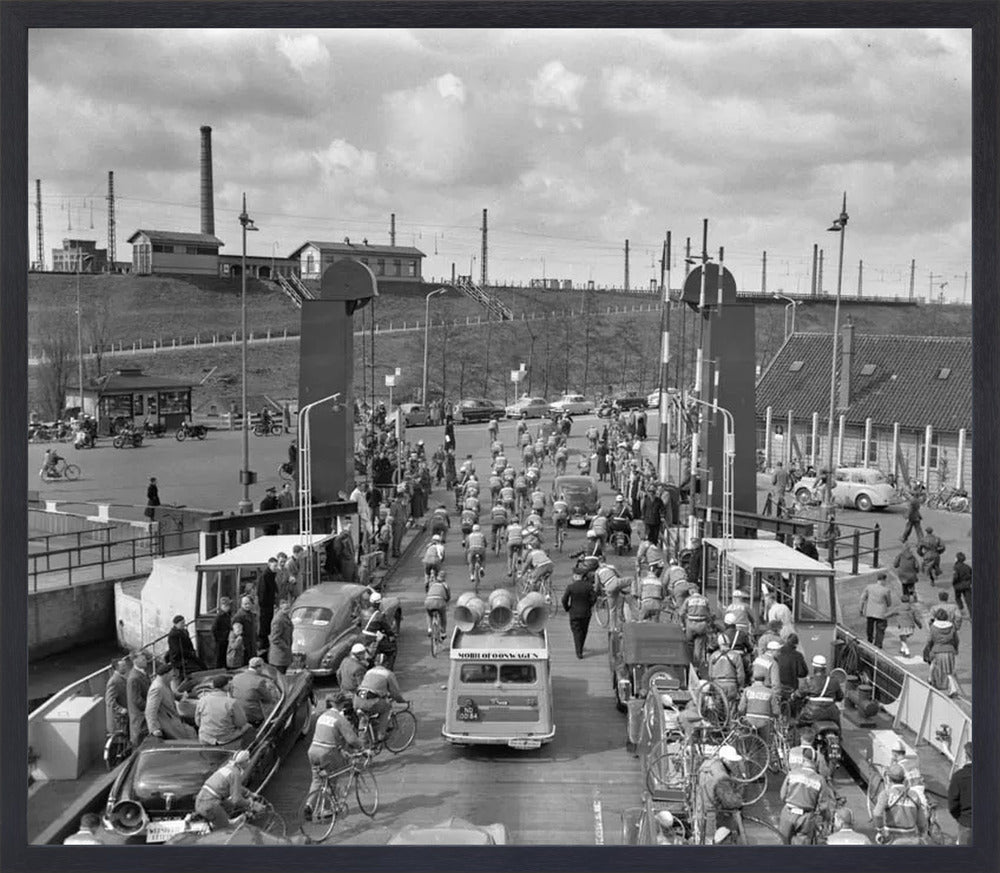 Ronde van Nederland op de pont bij Hembrug - 1955