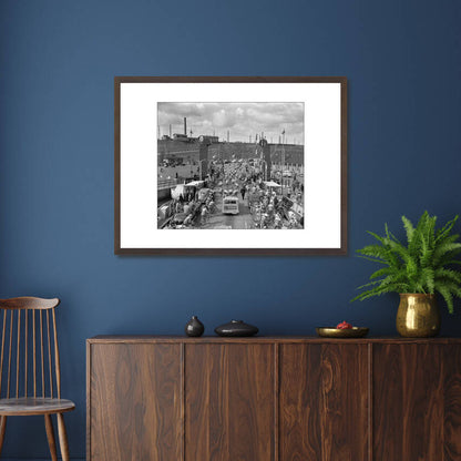 Zwart-witfoto uit 1955 van renners van de Ronde van Nederland op de pont bij Hembrug bij Amsterdam. – donkerbruine wissellijst in woonkamer