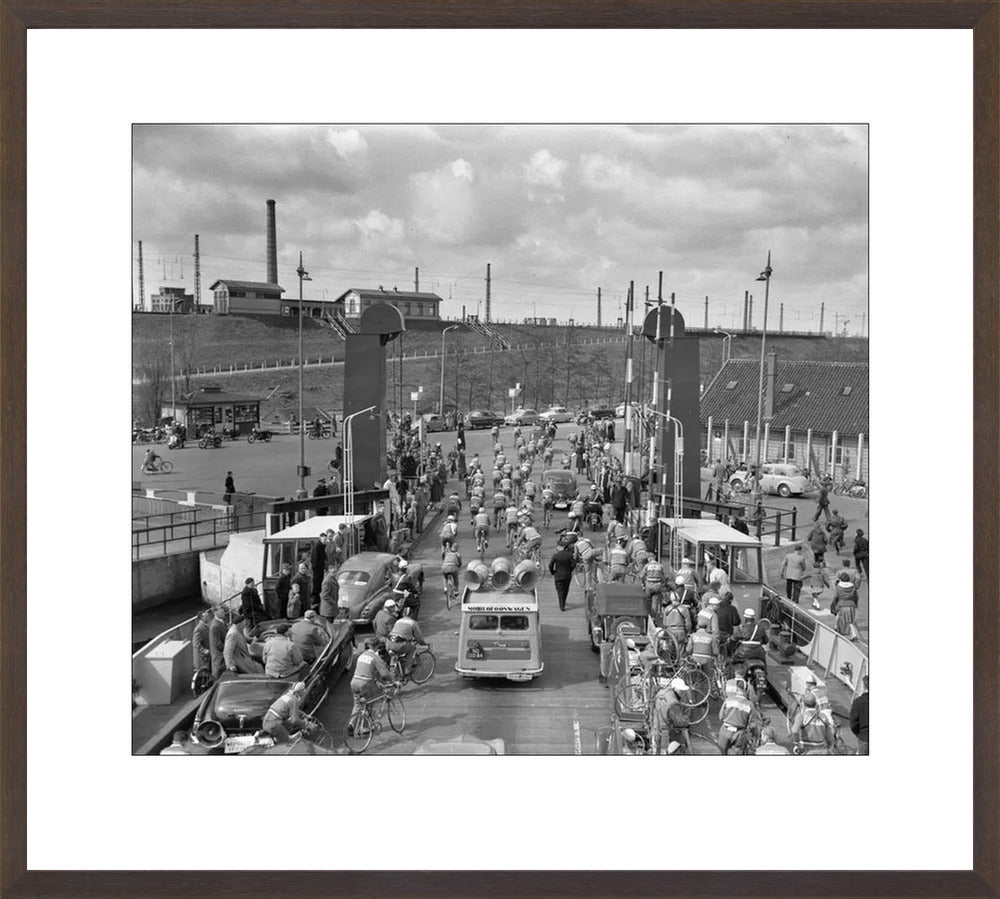 Ronde van Nederland op de pont bij Hembrug - 1955