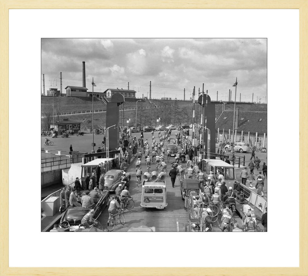 Ronde van Nederland op de pont bij Hembrug - 1955