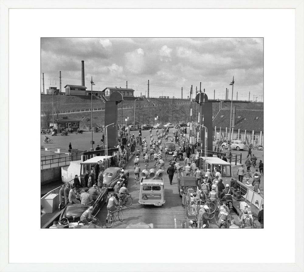 Ronde van Nederland op de pont bij Hembrug - 1955