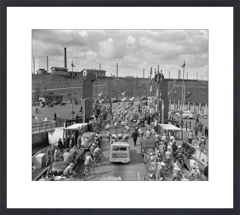 Ronde van Nederland op de pont bij Hembrug - 1955