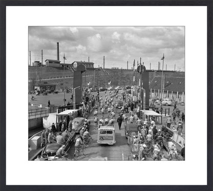 Ronde van Nederland op de pont bij Hembrug - 1955