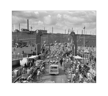 Ronde van Nederland op de pont bij Hembrug - 1955