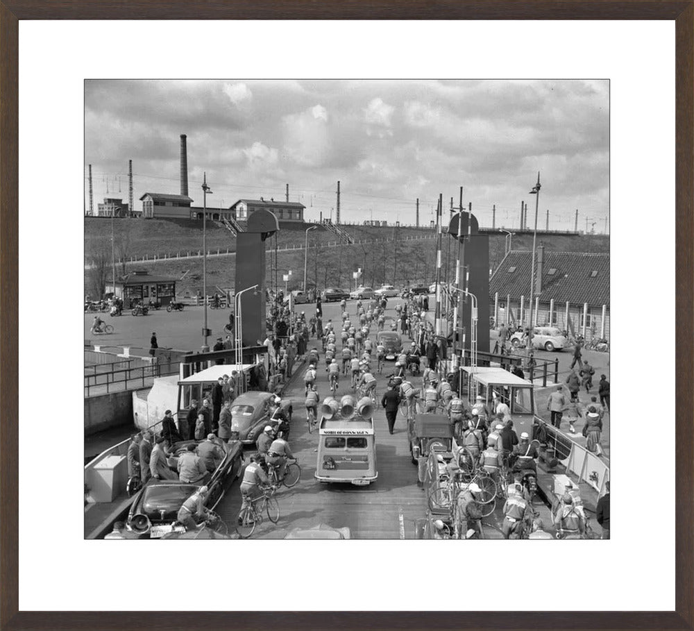 Ronde van Nederland op de pont bij Hembrug - 1955