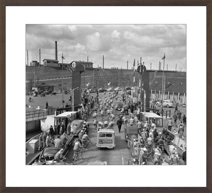 Ronde van Nederland op de pont bij Hembrug - 1955