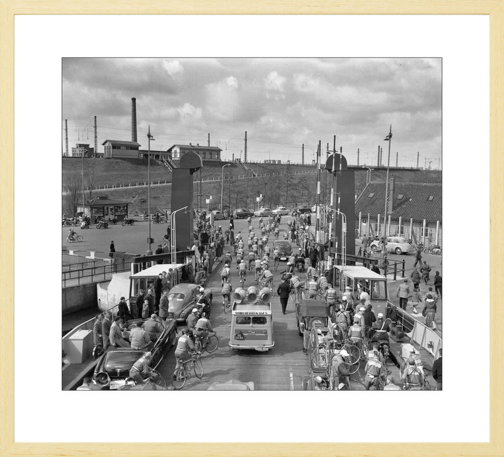 Ronde van Nederland op de pont bij Hembrug - 1955