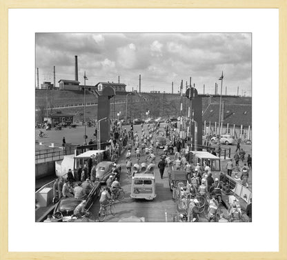 Ronde van Nederland op de pont bij Hembrug - 1955