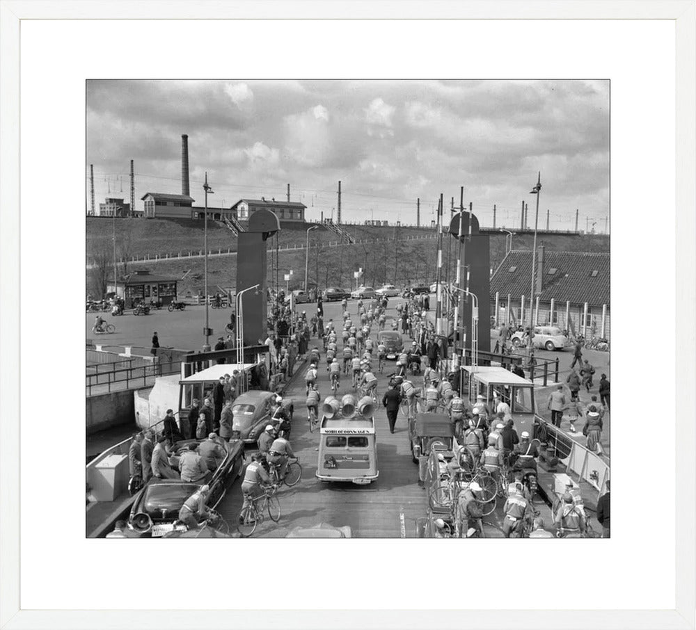 Ronde van Nederland op de pont bij Hembrug - 1955