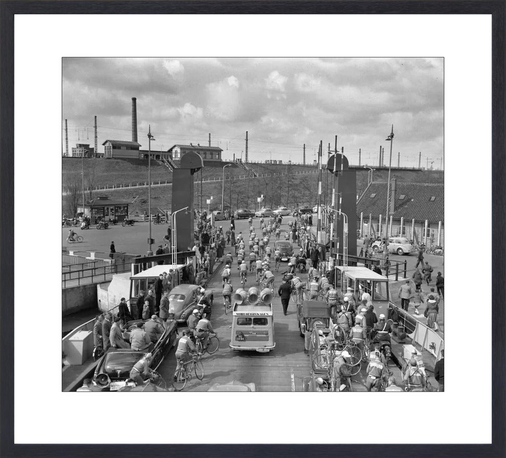 Ronde van Nederland op de pont bij Hembrug - 1955