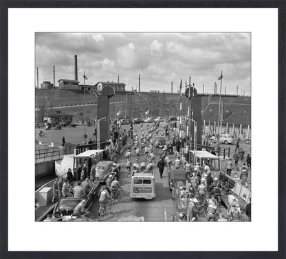 Ronde van Nederland op de pont bij Hembrug - 1955