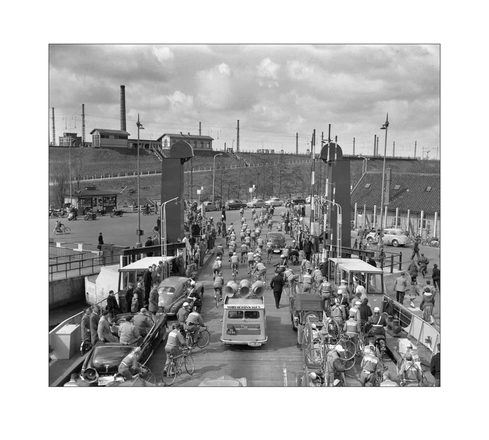Ronde van Nederland op de pont bij Hembrug - 1955