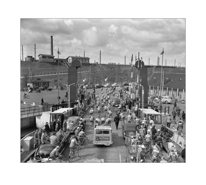 Ronde van Nederland op de pont bij Hembrug - 1955