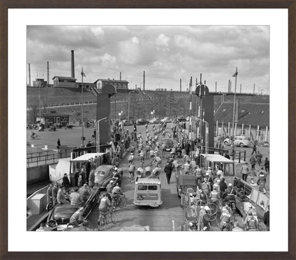 Ronde van Nederland op de pont bij Hembrug - 1955