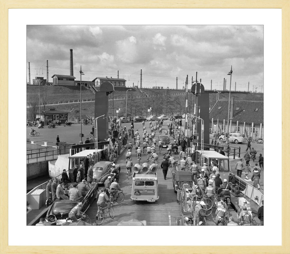 Ronde van Nederland op de pont bij Hembrug - 1955