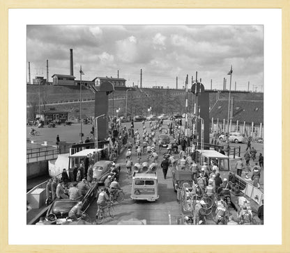 Ronde van Nederland op de pont bij Hembrug - 1955